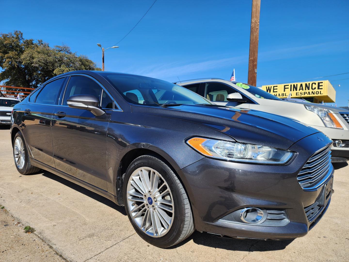 2015 GRAY /BEIGE Ford Fusion SE (3FA6P0HD4FR) with an 1.5L L4 DOHC 16V engine, AUTO transmission, located at 2660 S.Garland Avenue	, Garland, TX, 75041, (469) 298-3118, 32.885387, -96.656776 - CASH$$$$$$ FUSION! This is a Super Clean 2015 FORD FUSION SE! BACK UP CAMERA! BLUETOOTH! SYNC! XM SAT RADIO! SUPER CLEAN! MUST SEE! Come in for a test drive today. We are open from 10am-7pm Monday-Saturday. Call us with any questions at 469-202-7468, or email us DallasAutos4Less@gmail.com. - Photo#1